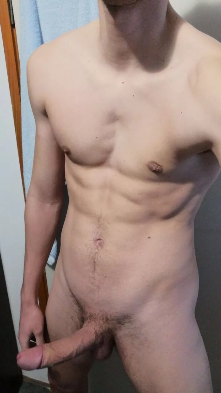 Tall, fit and hung... Interested? 😏