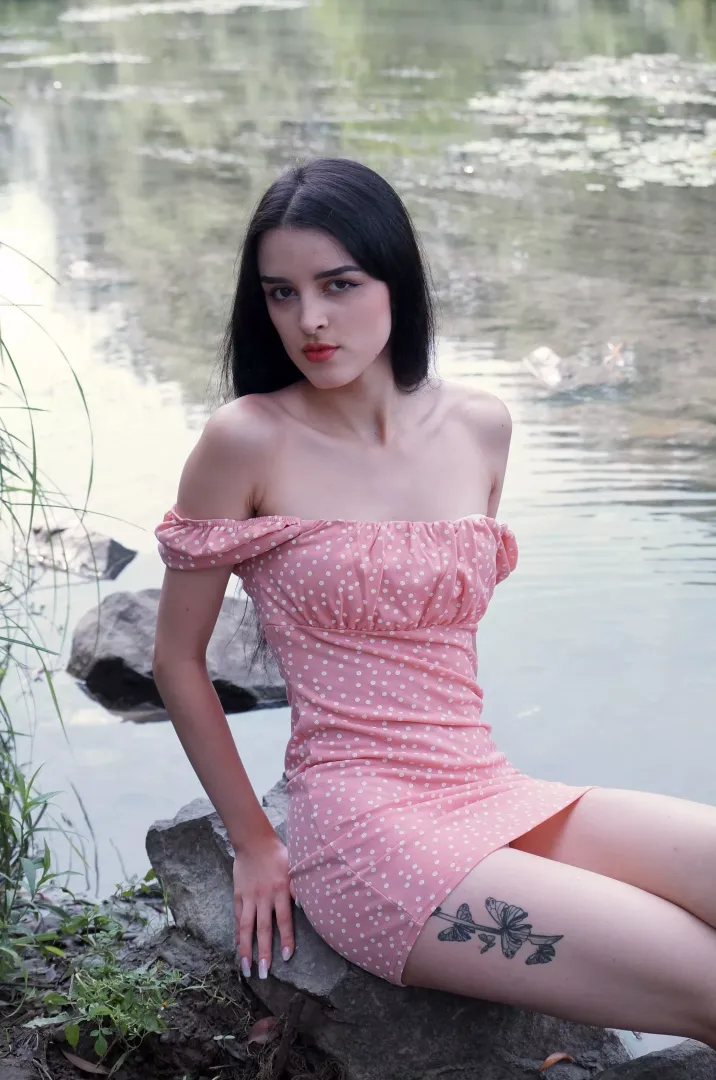 Tear off the season of short dresses for a walk)