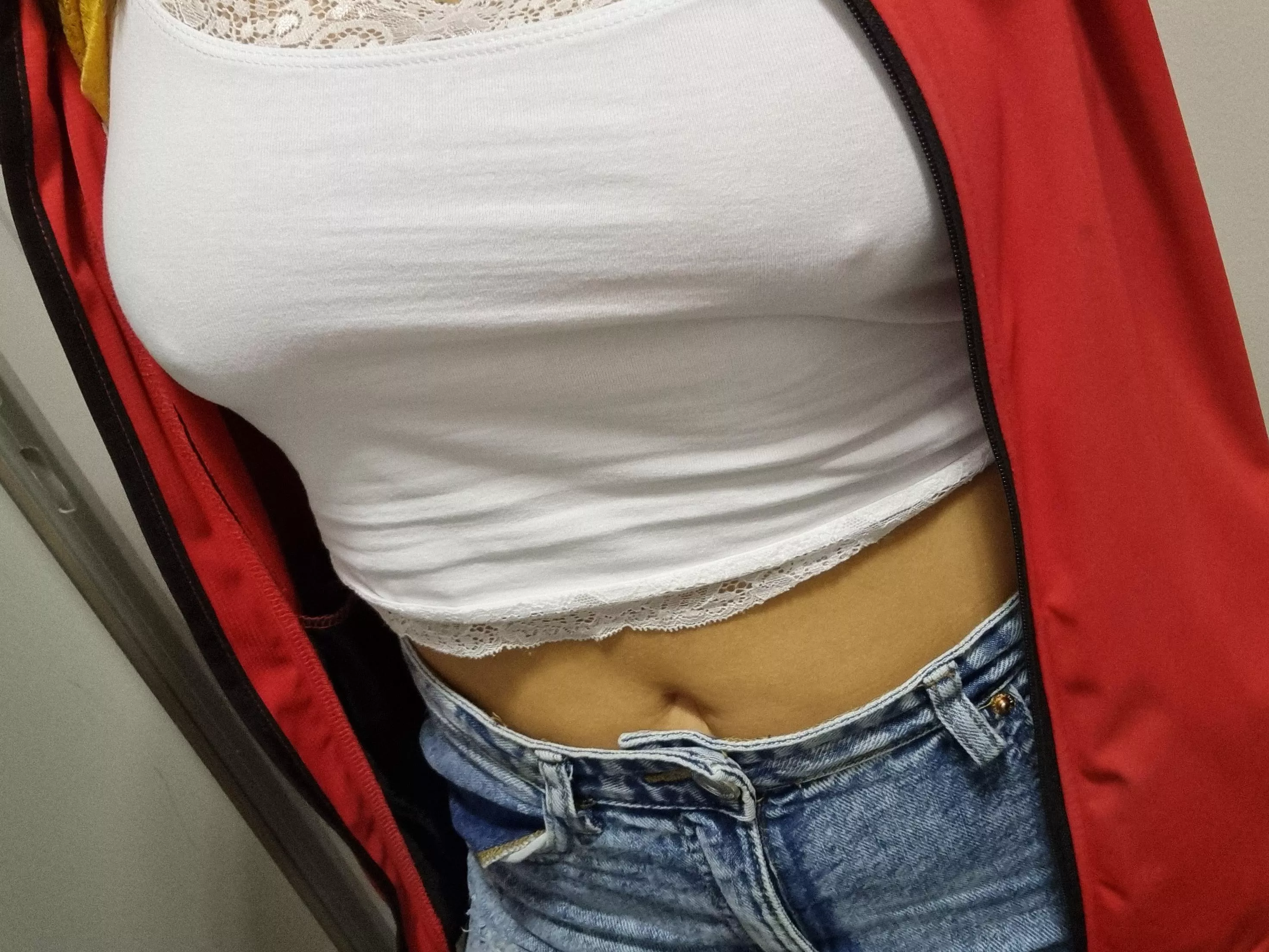 Teasing people at work 🙈 Sorry to everybody but I feel so good without bra 😇