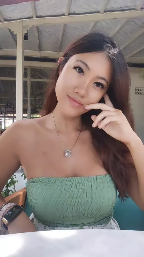 Tell me, am I pretty in your eyes
