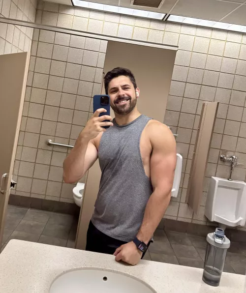 The amount of times someone has walked in on me taking a bathroom selfie is problematic 🫣😵‍💫