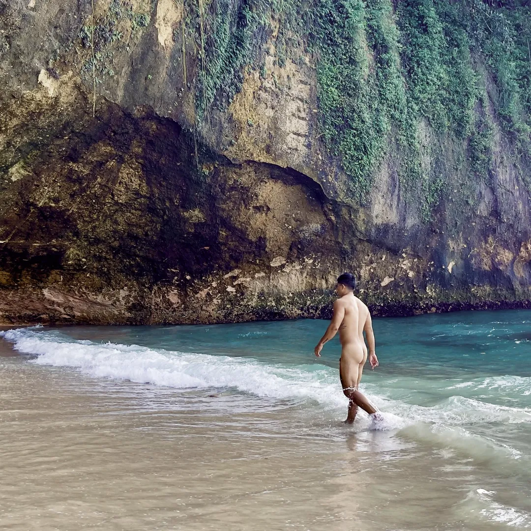 The best way to enjoy the beach... 😎 NAKED
