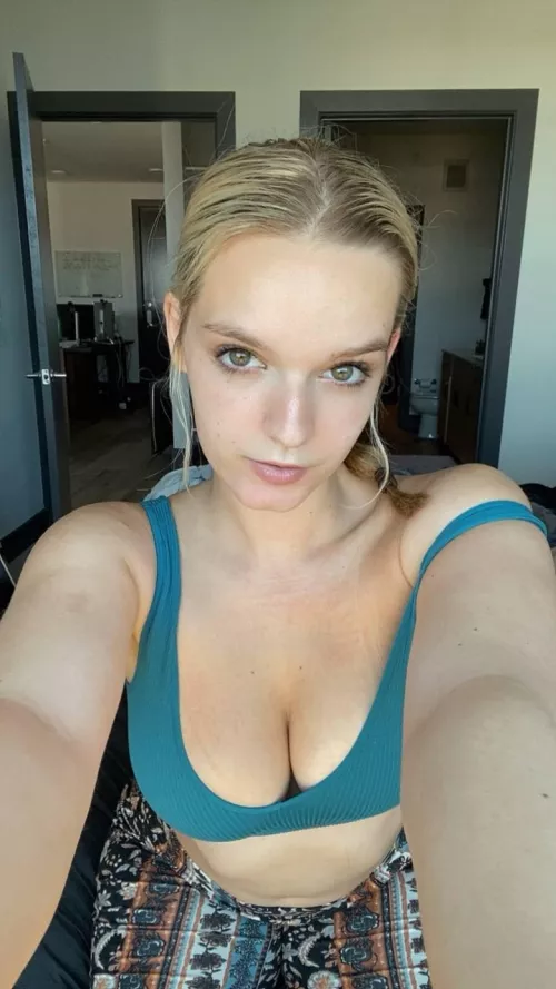 The blonde bombshell with boobies