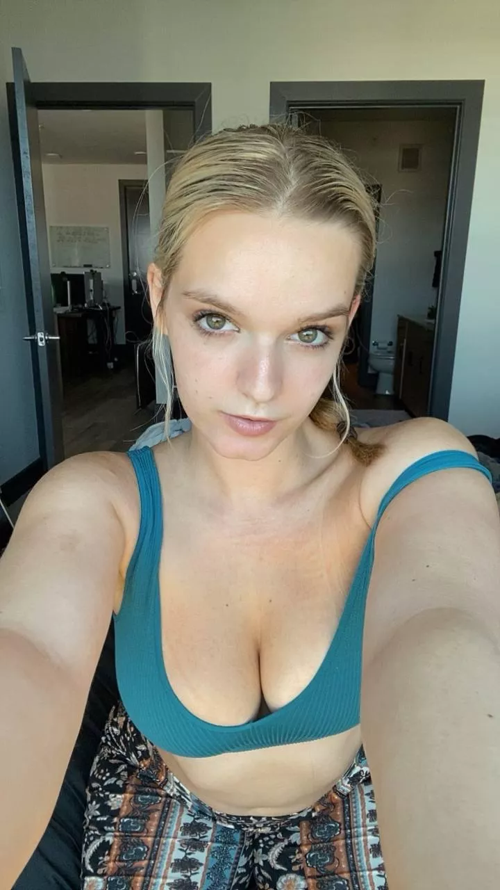 The blonde bombshell with boobies