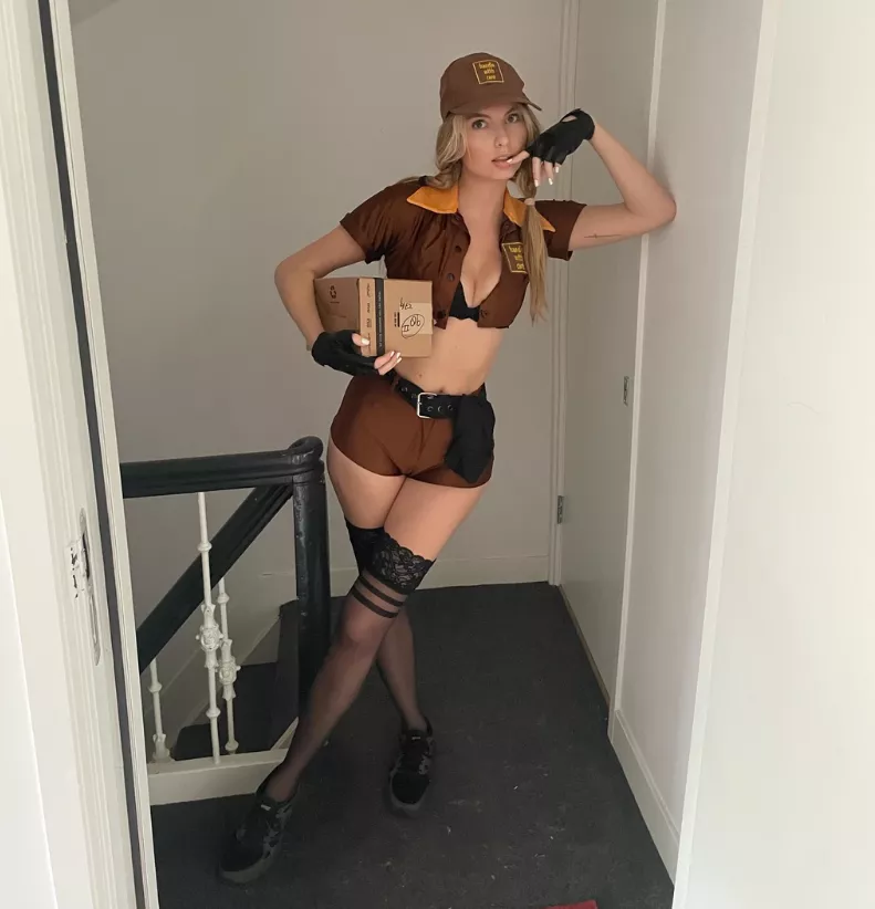 The blondes of Reddit are far superior to the brunettes, don’t you agree?