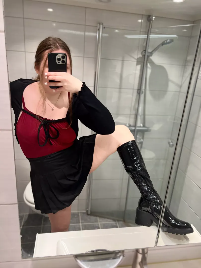 the boots stay on~❤️