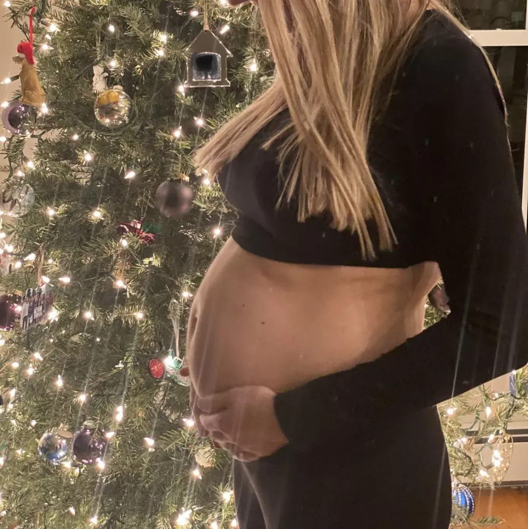The bump is growing 😍