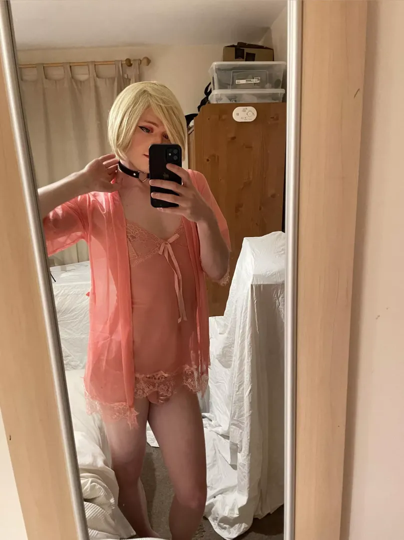 The cage really pulls the whole sissy look together 😮‍💨