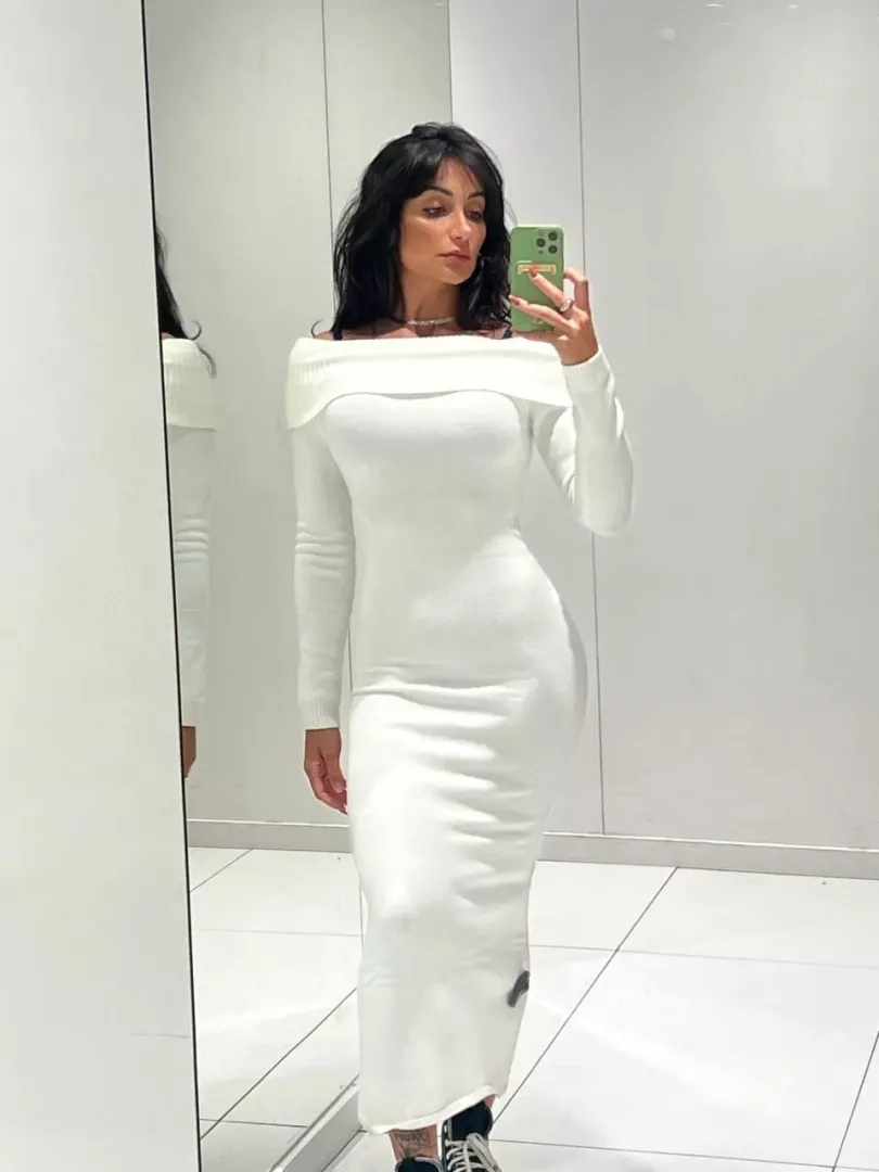 The combination of a tight dress and a trim body is beautiful