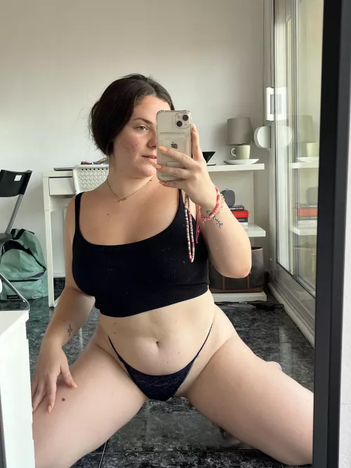 The front of a frog is pretty too