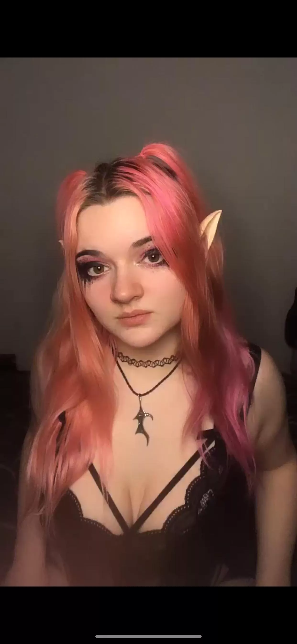 The humans go crazy for a goth elf 🤭