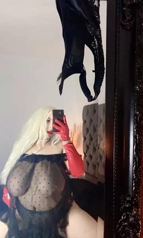 the kind of selfies I’d send my man while he’s at work