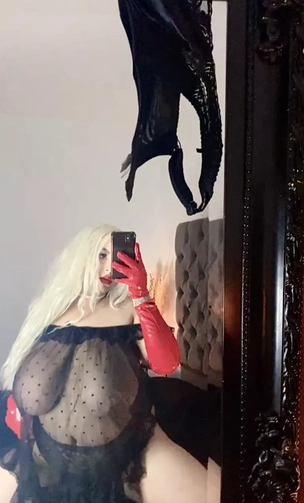 the kind of selfies I’d send my man while he’s at work