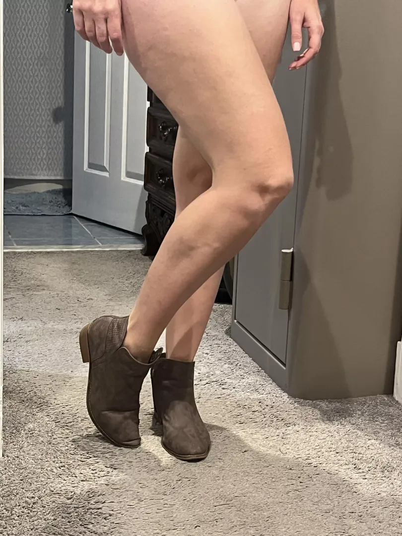 The legs look good. The boots look good. The feet look REAL GOOD 