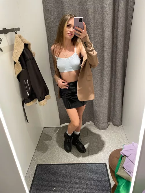The little innocent wants to be fucked in the locker room as soon as possible (F19)
