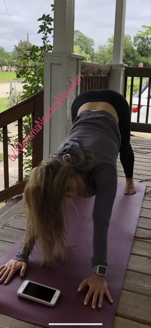 The neighborhood men love to walk by when I do my yoga outside 😜