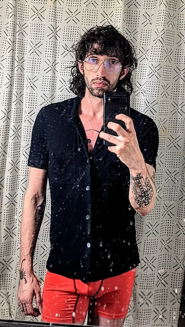 The only thing dirtier than my mirror is what I'll do to you in bed 😜