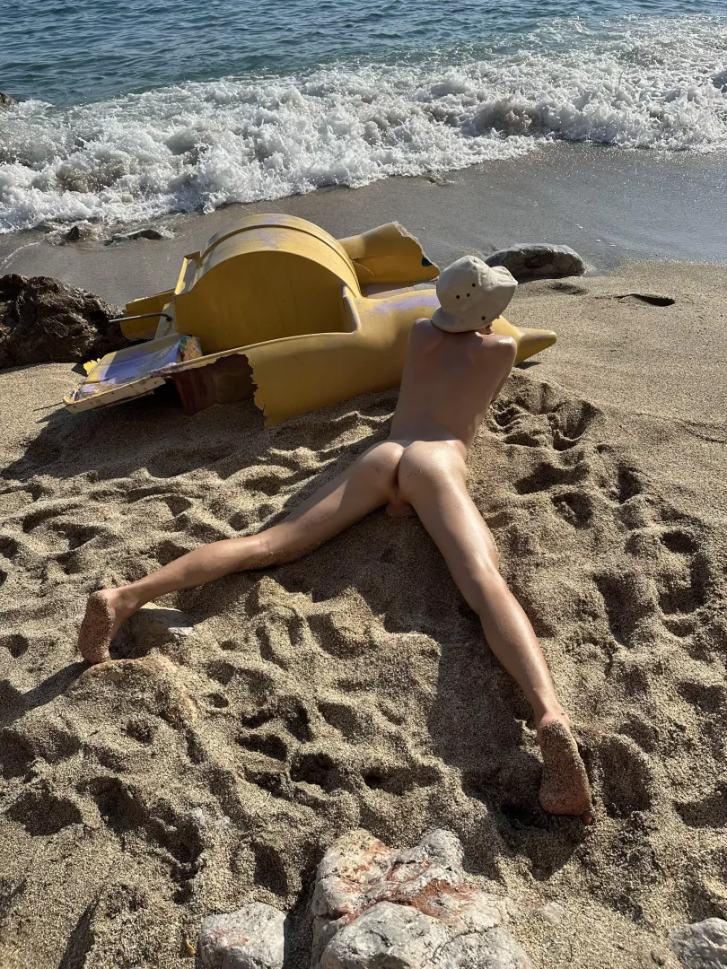 The paparazzi took a picture of me on the beach 😂