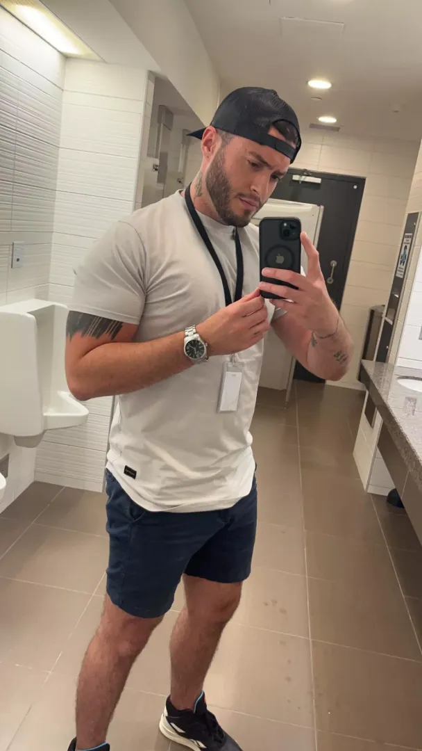 The work office has a great mirror for selfies 👋🏻