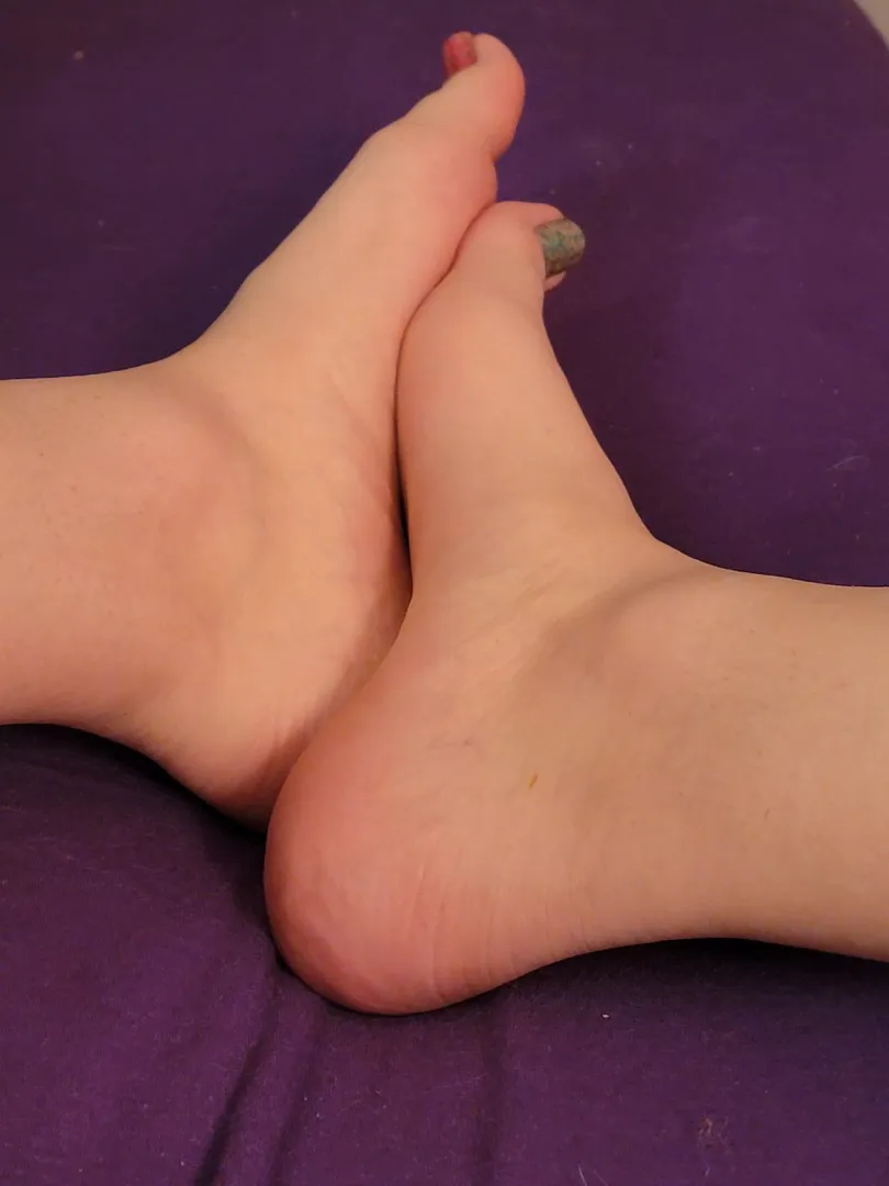 there's nothing more fun then pretending I'm squishing something between my toes 🥰