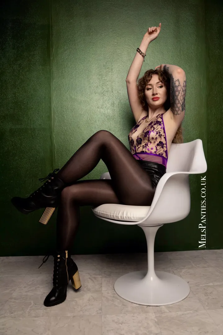These glossy tights are the bomb 💣 they make for sitting on slippery surfaces a fun ride 😎