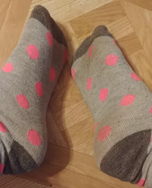 These have been worn for 5 days so far. To the gym, during my busy serving shifts, and for some yard work. Message me to get them shipped today, or i can keep wearing them for you!