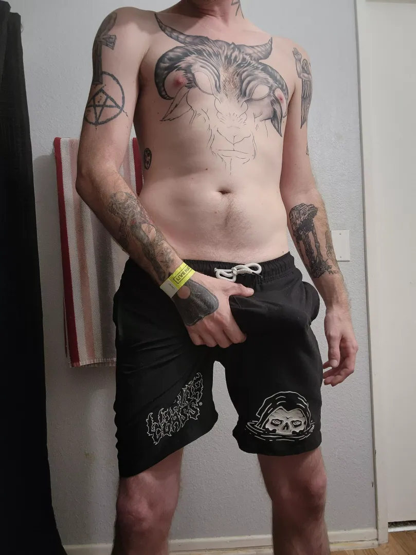 these shorts make me horny!