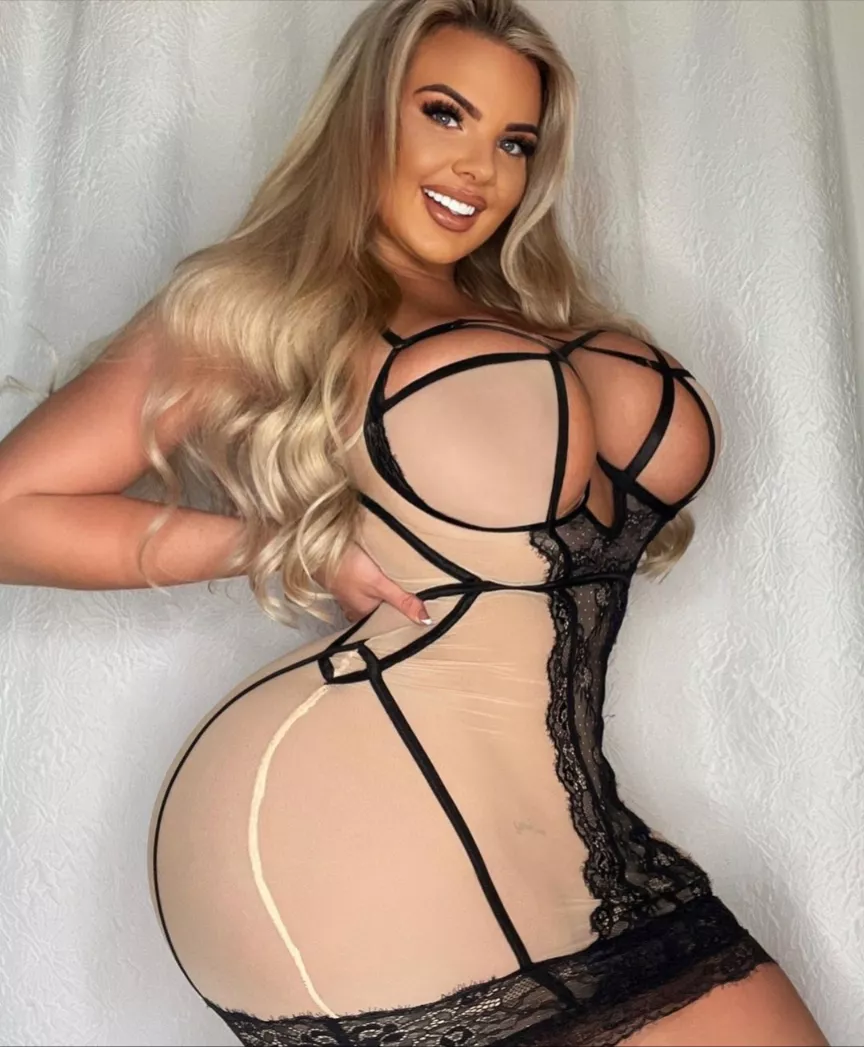 Thicc bimbos 😍