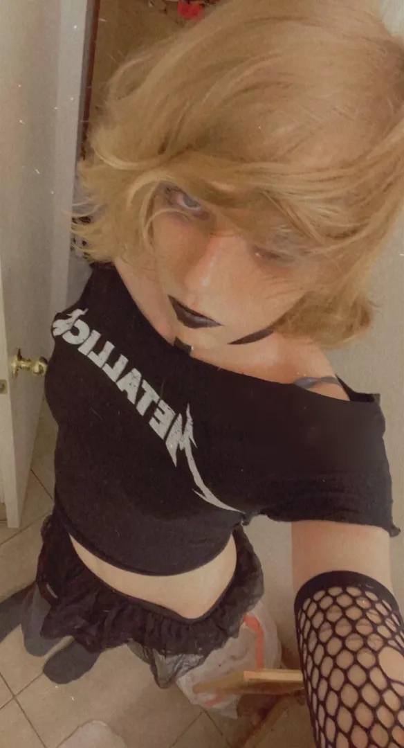 Thick black eyeliner is my specialty 💜🖤