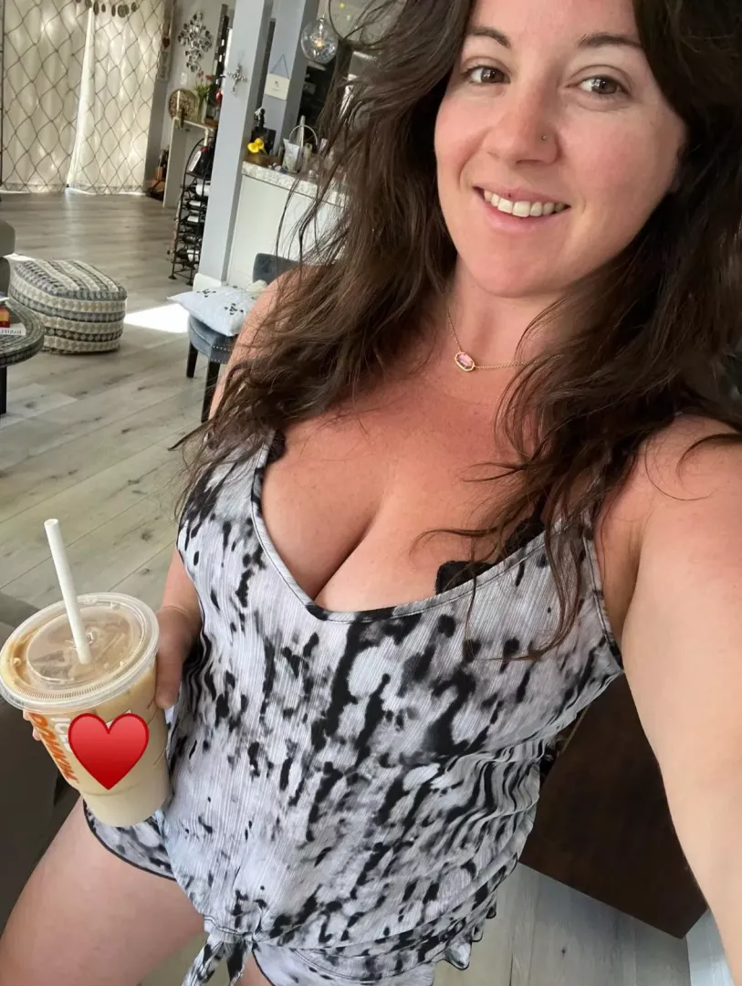 Thick mommy loves YOU and her coffee 