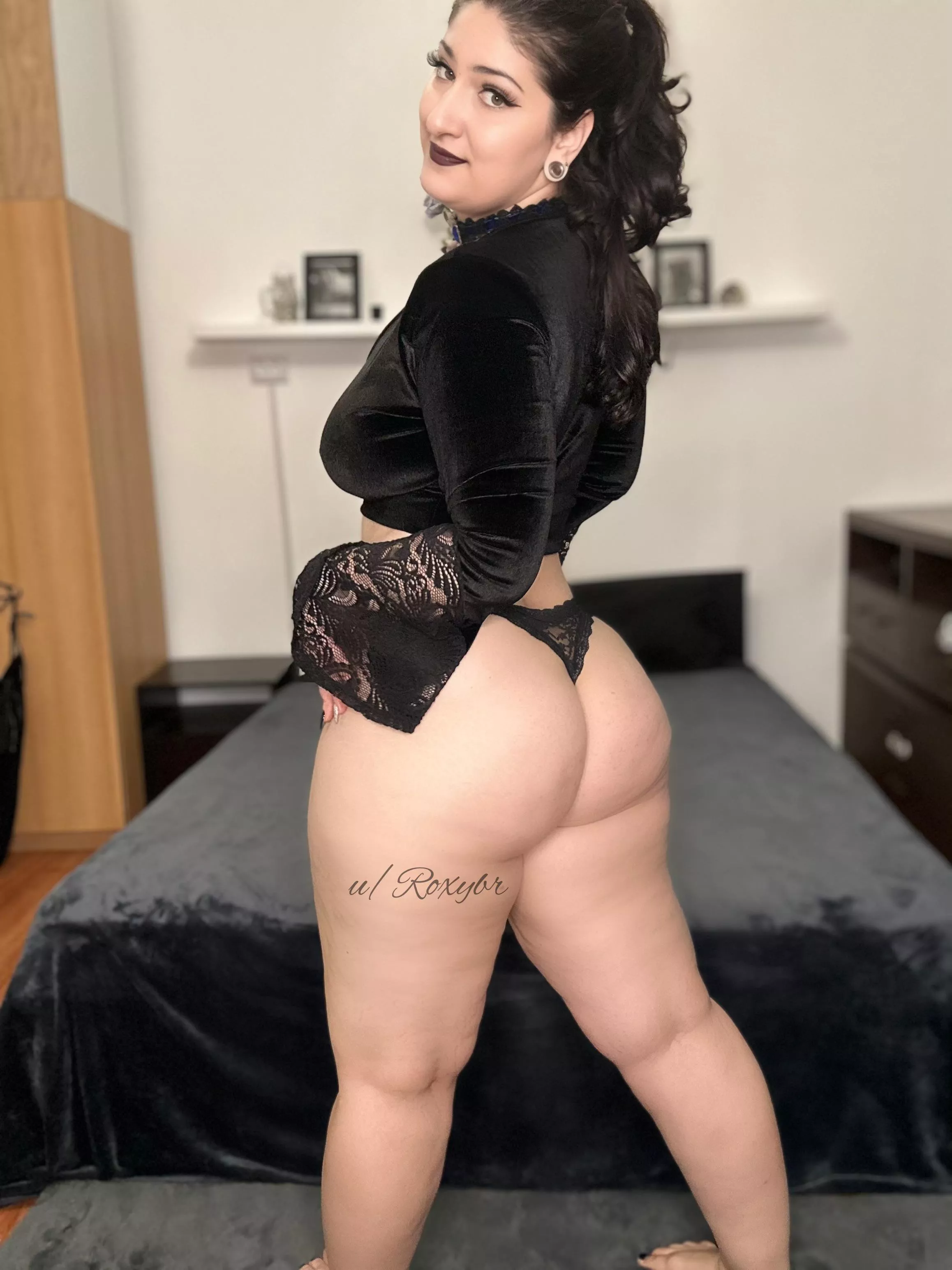 Thick thighs and big ass