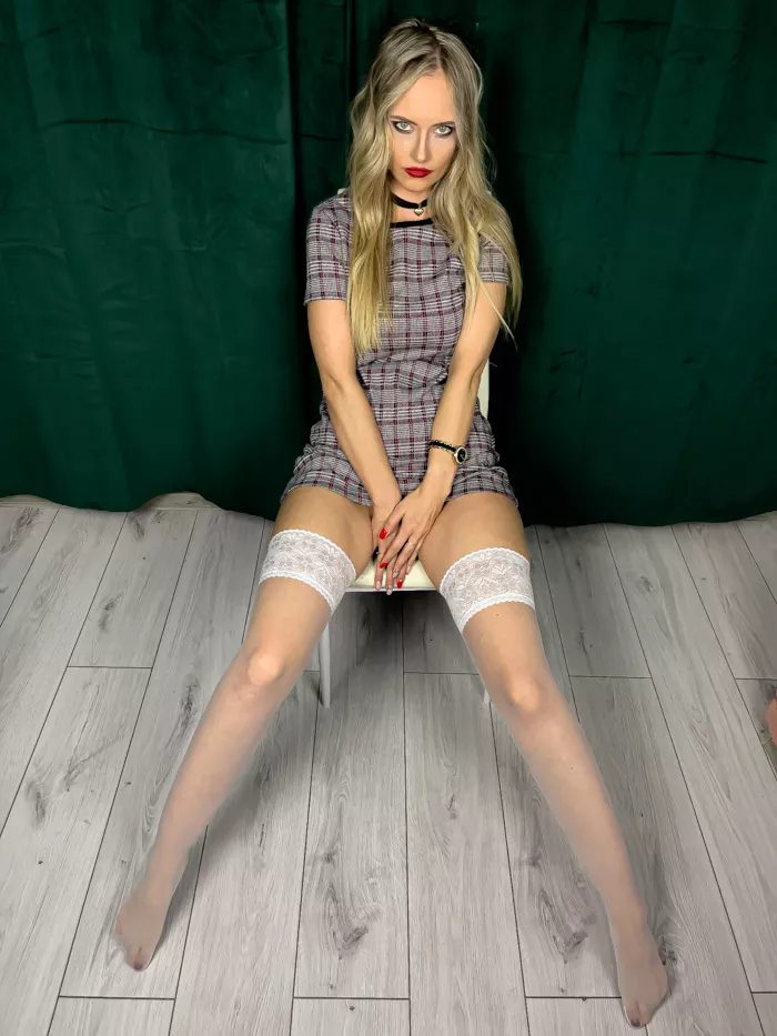 Thigh high and no panties - less is more don't you think? 🥵