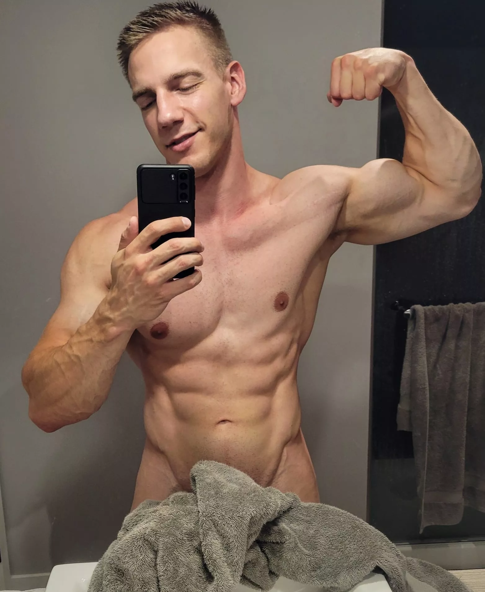 thinking about a home workout 😏