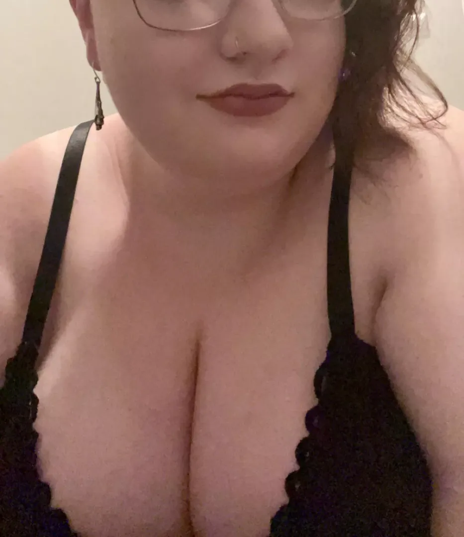 this bra is holding on for dear life lol😅💖