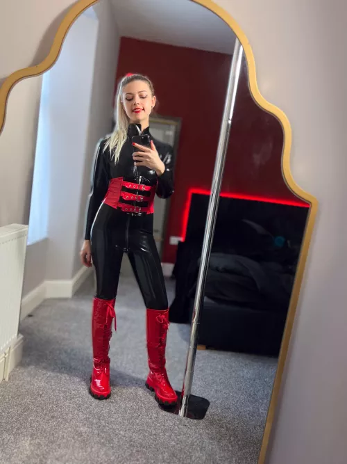 This catsuit was a little baggy on me, I need something more skin tight😏