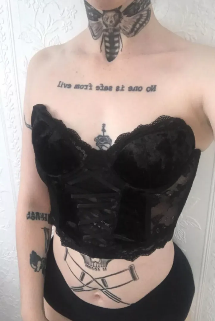 This corset is so beautiful🖤