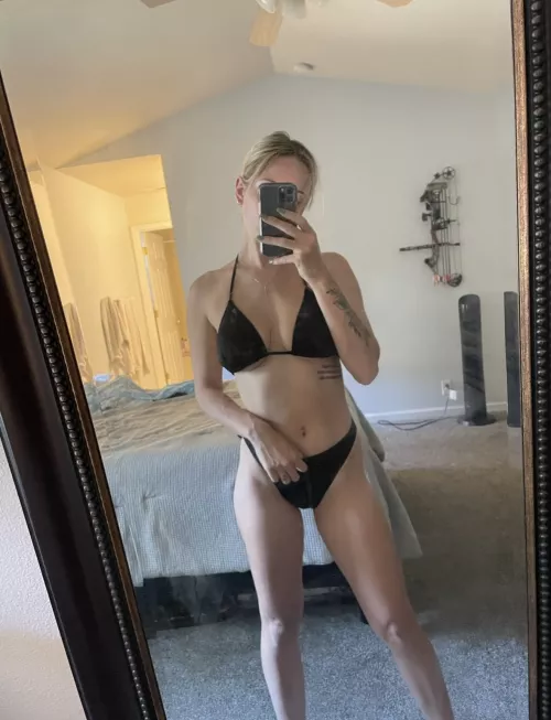 This cute tummy could use a rub down before I head to the beach ☺️ [IMG]