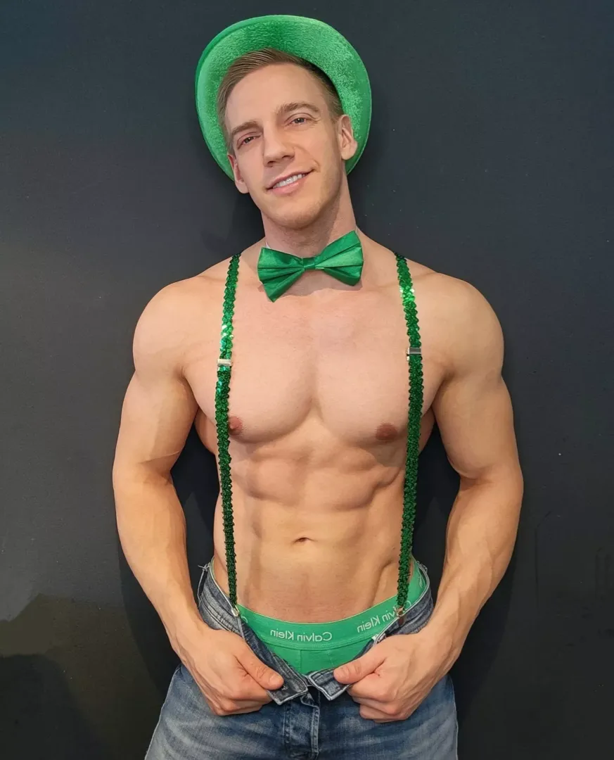 This is the perfect outfit for a spicy striptease 😏.. Agree ?