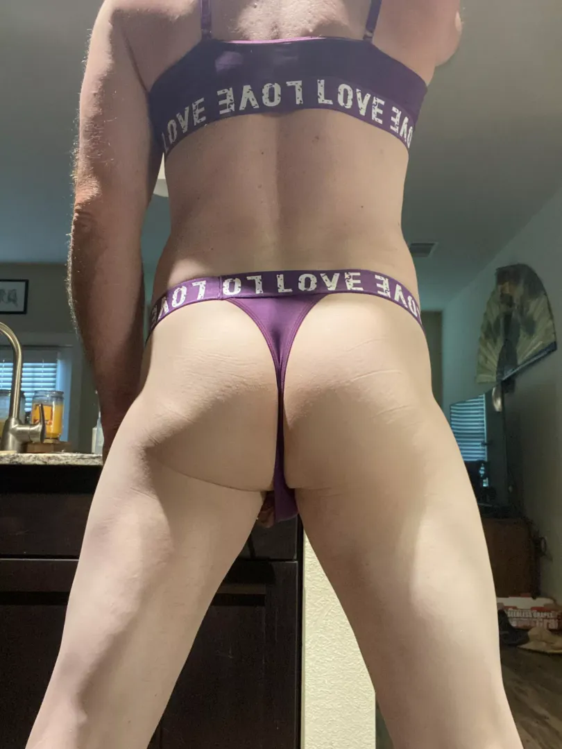 This juicy booty needs some attention 😘