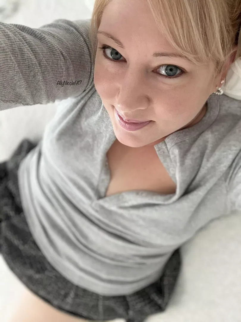 This milf wants your attention