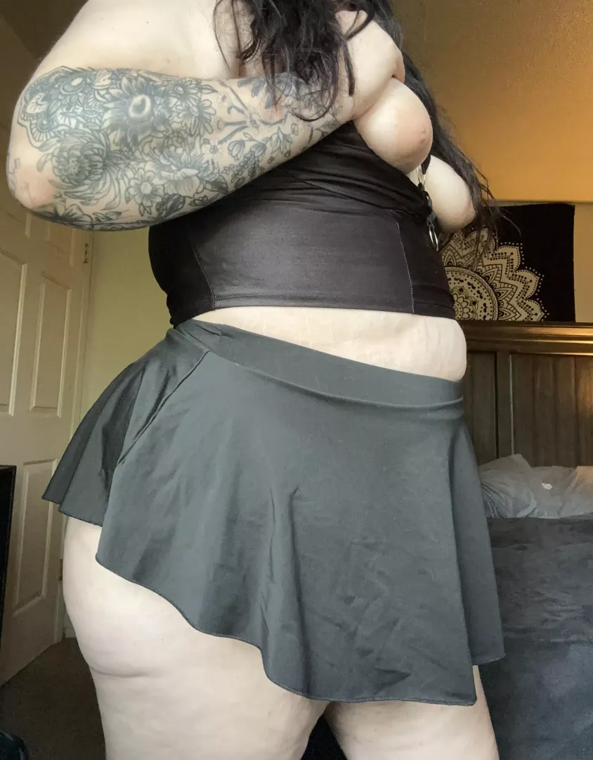 This outfit makes me think I need more leather pieces 😮‍💨😈