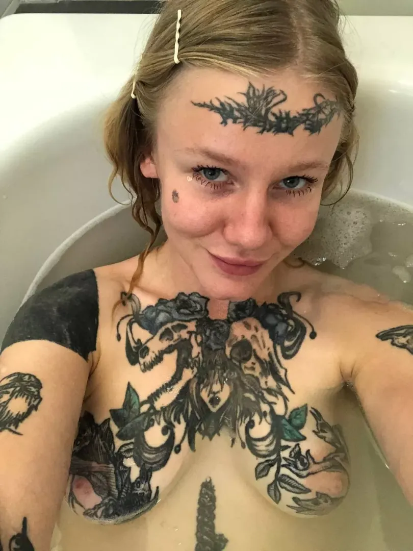 This sexy naked babe wants to be tasted