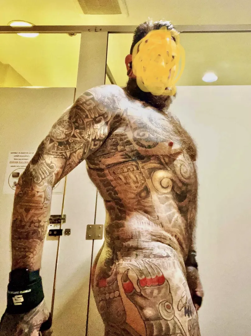 Thought I’d drop a pic from the gym - I was covered in sweat and could feel it run down my leg- still no shower on day 3.