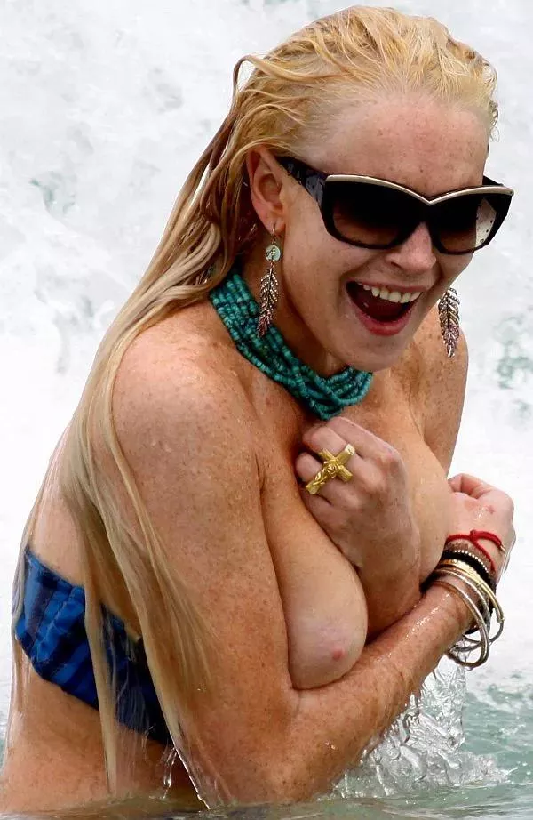 Throwback to Lindsay Lohan giving us a peek at the beach