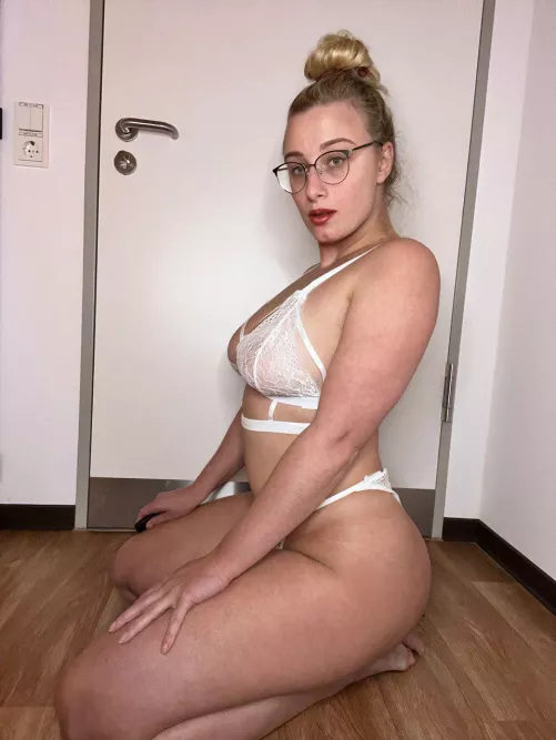 tie me up and have your way with this kinky nurse 😛