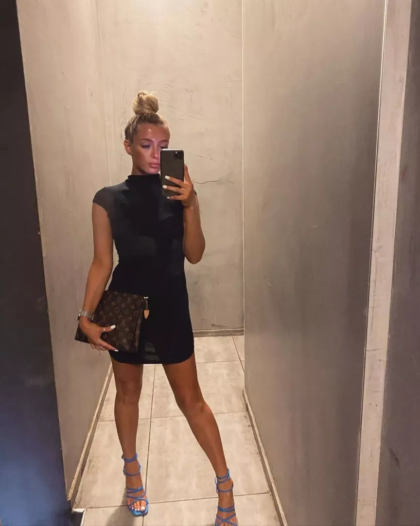 Tight dress, no panties