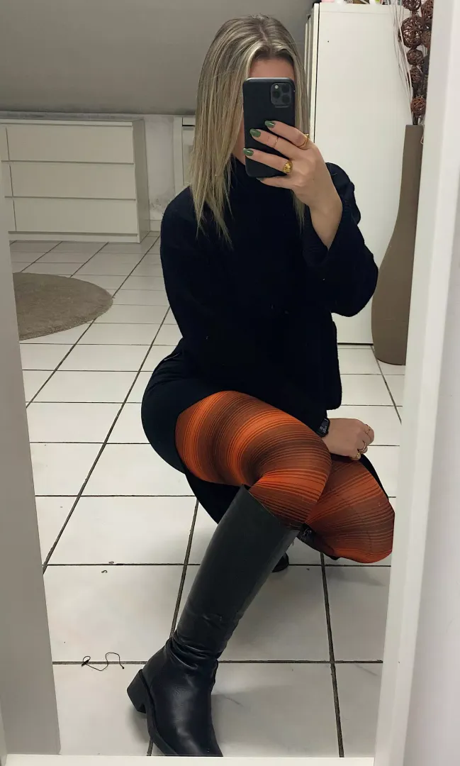 Tight skirt and pantyhose… I’m pumpkin today hahahaha