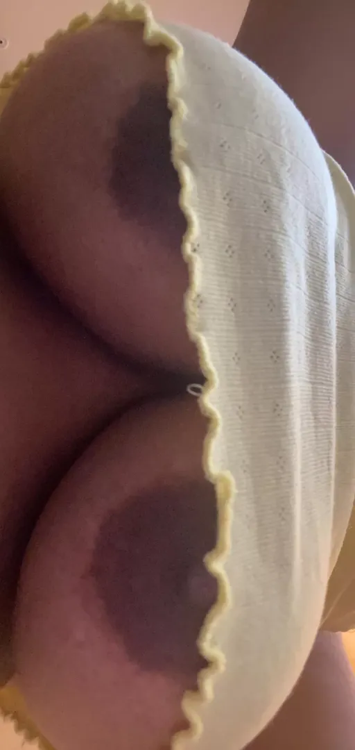tits so big I can’t wear cropped tank tops 🫣