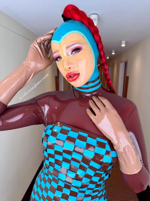 Today was latex laundry day and I started sorting out all the photos and videos I made last weekend at the Easter Fetish Meeting in Essen.