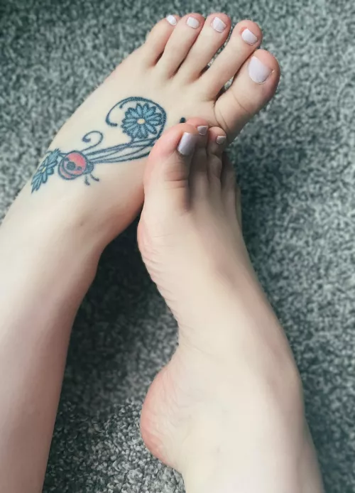 Toes always look better with a little white on them ;)